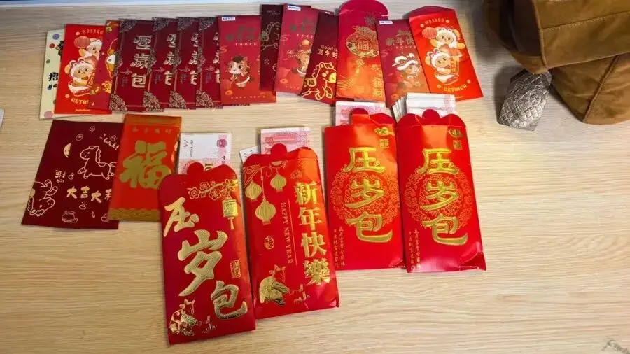 一商務車大年夜在上海市中心掉下1只帆布袋，滬上老夫妻拾起一看：不得了！趕快報警！真相出人意料