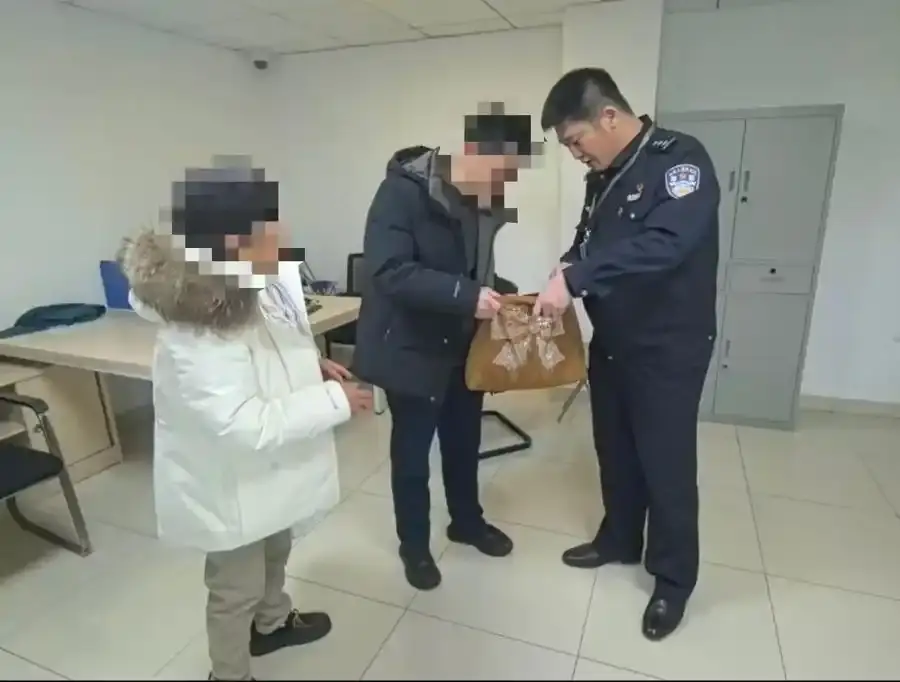 夫婦路邊散步撿到帆布袋，里面裝了20多個(gè)紅包共7萬多元，失主回應(yīng)：是4個(gè)孩子的壓歲錢，感謝好心人