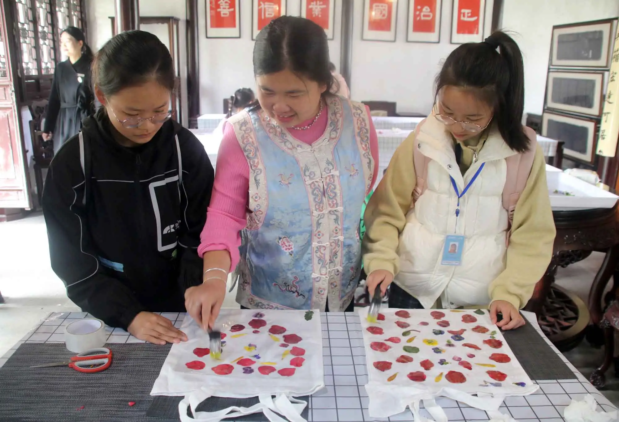 蘇州園林可園舉辦“植物拓印”帆布袋活動手作之美傳新風